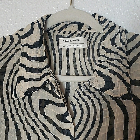 Urban Outfitters Button Up Top Slim Fit Black Cream 90s Petra Swirl Long Sleeve - Picture 4 of 12